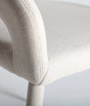 Silla CASSEL confeccionada en poliéster con un tono blanco roto minimalista