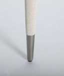 Silla CASSEL confeccionada en poliéster con un tono blanco roto minimalista