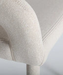 Silla CASSEL confeccionada en poliéster con un tono blanco roto minimalista