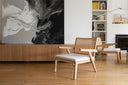 silla de roble claro y esterilla estilo moderno 