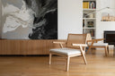 silla de roble claro y esterilla estilo moderno 