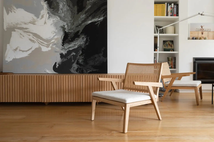 silla de roble claro y esterilla estilo moderno 