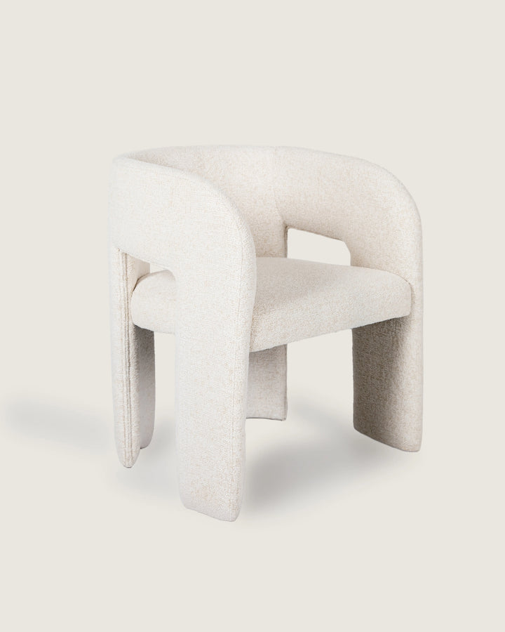 Silla Vera en tapizado dolmen creme sobre fondo gris de estudio