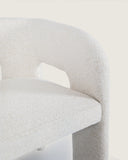 Silla Vera en tapizado dolmen creme sobre fondo gris de estudio (3)
