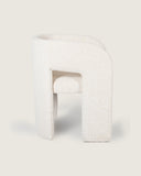 Silla Vera en tapizado dolmen creme sobre fondo gris de estudio (5)