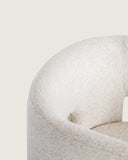 Silla Vera en tapizado dolmen creme sobre fondo gris de estudio (6)