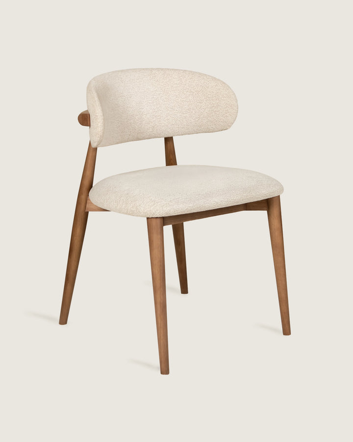 Silla Selen en nogal sobre fondo gris de estudio