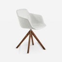 Silla giratoria tela beige sobre fondo gris de estudio