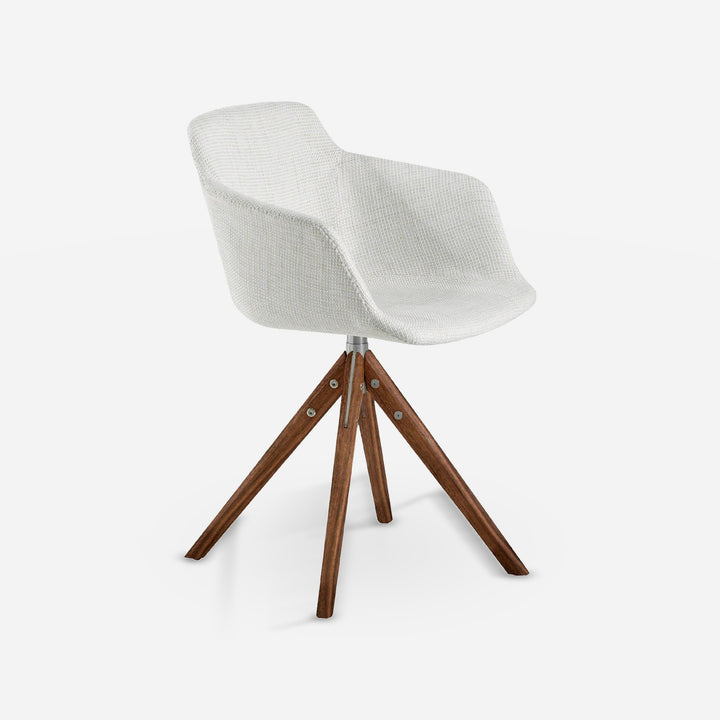 Silla giratoria tela beige sobre fondo gris de estudio
