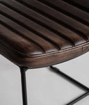 Silla ISSERT marrón en cuero marrón y patas negras