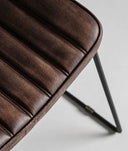 Silla ISSERT marrón en cuero marrón y patas negras