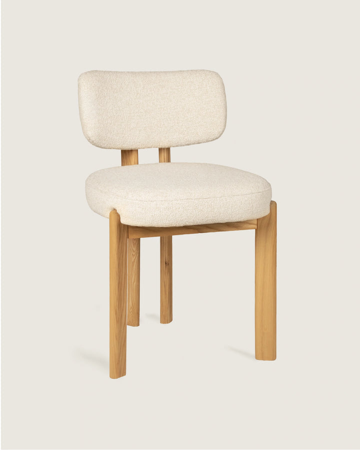 Silla Jade en fresno sobre fondo gris de estudio