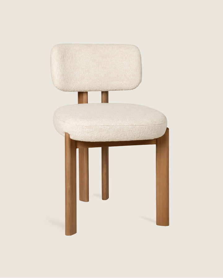 Silla Jade en nogal sobre fondo gris de estudio