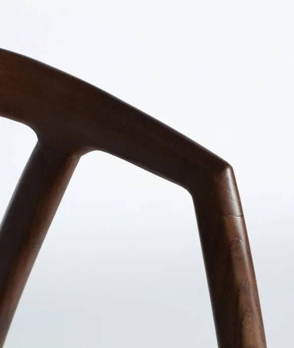 SILLA LABRIT marrón en madera clásico con toque contemporáneo, respaldo y brazos integrados - Sillas - El Workshop - madera de olmo