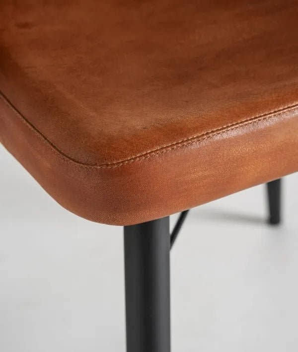 Silla LUARD tapizado en piel cuero marrón y patas negras - Sillas - El Workshop - cuero