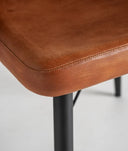 Silla LUARD tapizado en piel cuero marrón y patas negras
