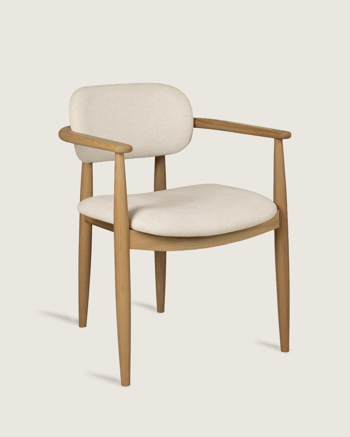 Silla Lys en fresno sobre fondo gris de estudio