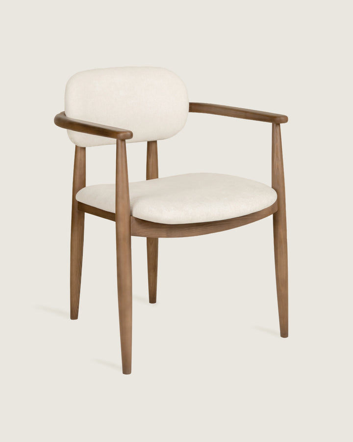 Silla Lys en nogal sobre fondo gris de estudio