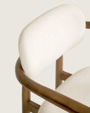 Silla Lys en nogal sobre fondo gris de estudio (5)