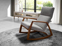 silla mecedora de diseño clásico con brazos y base de madera, tapizada en textil gris de textura suave