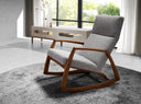 silla mecedora de diseño clásico con brazos y base de madera, tapizada en textil gris de textura suave