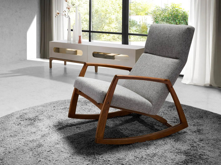 silla mecedora de diseño clásico con brazos y base de madera, tapizada en textil gris de textura suave