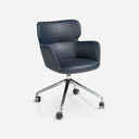 Silla oficina giratoria polipiel azul sobre fondo gris de estudio