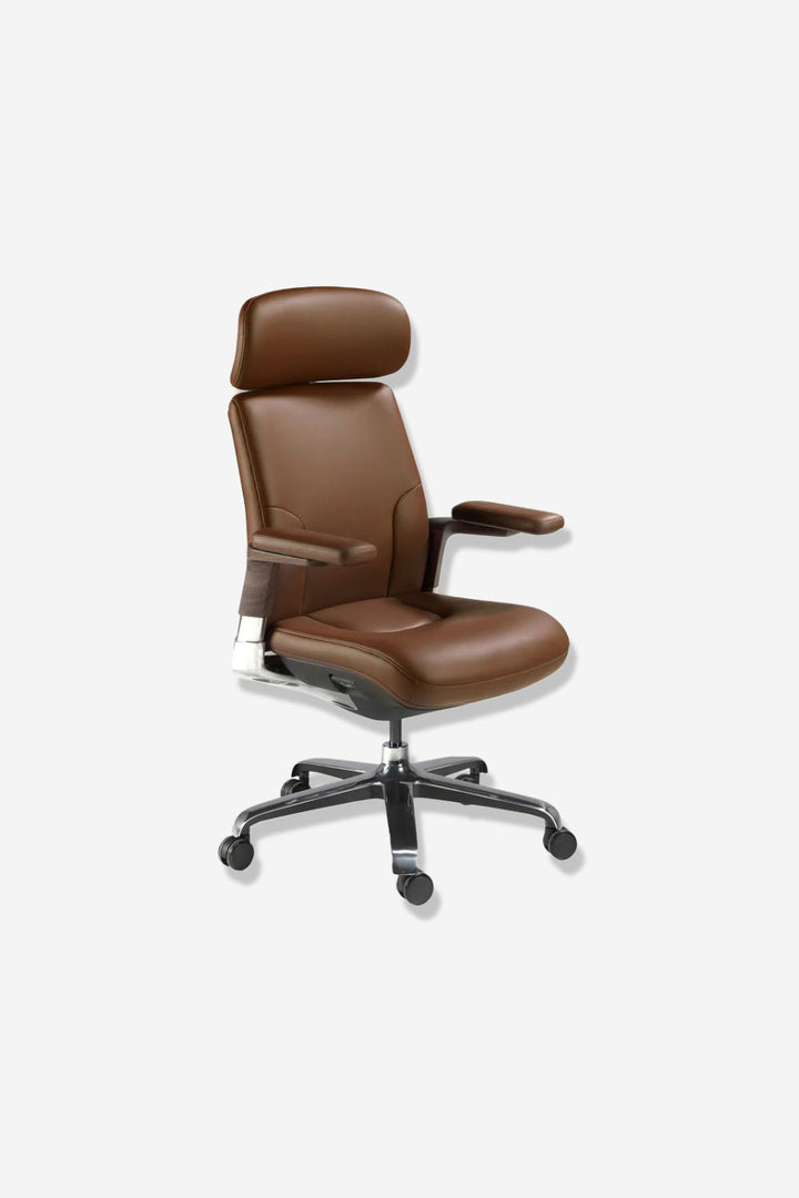 Silla oficina giratoria polipiel marrón sobre fondo gris de estudio