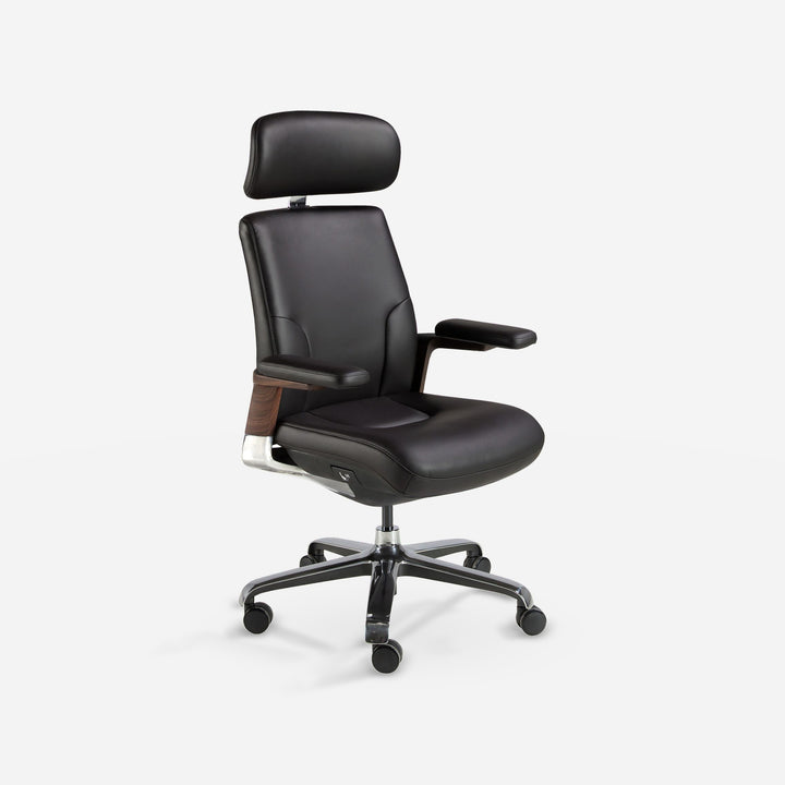 Silla oficina giratoria polipiel negro sobre fondo gris de estudio