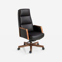 Silla oficina giratoria polipiel negro sobre fondo gris de estudio
