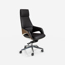Silla oficina giratoria polipiel negro sobre fondo gris de estudio