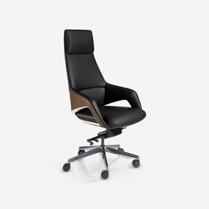 Silla oficina giratoria polipiel negro sobre fondo gris de estudio