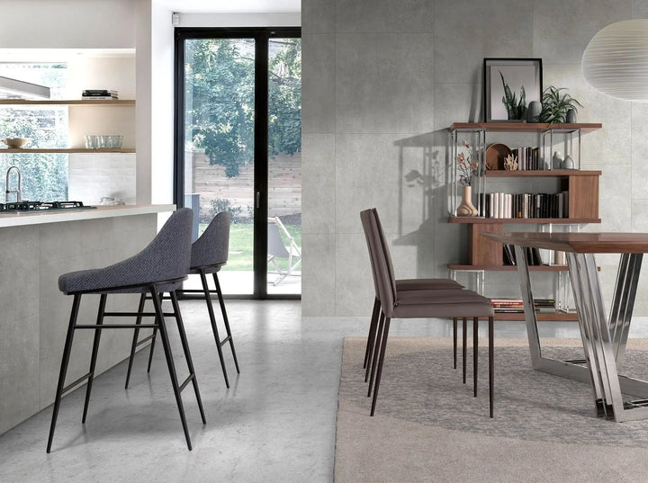 taburete para mesada de cocina tapizado color gris y negro