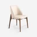 Silla polipiel crema sobre fondo gris de estudio
