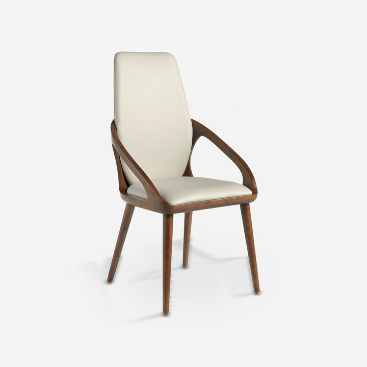 Silla polipiel crema sobre fondo gris de estudio
