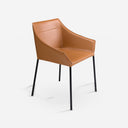 Silla polipiel marrón sobre fondo gris de estudio