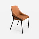 Silla polipiel naranja sobre fondo gris de estudio