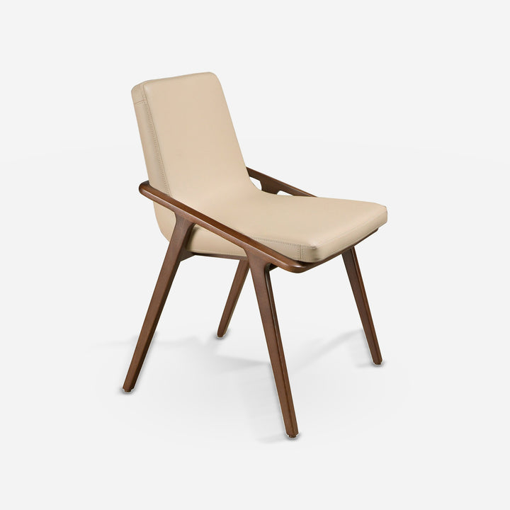 Silla polipiel visón sobre fondo gris de estudio