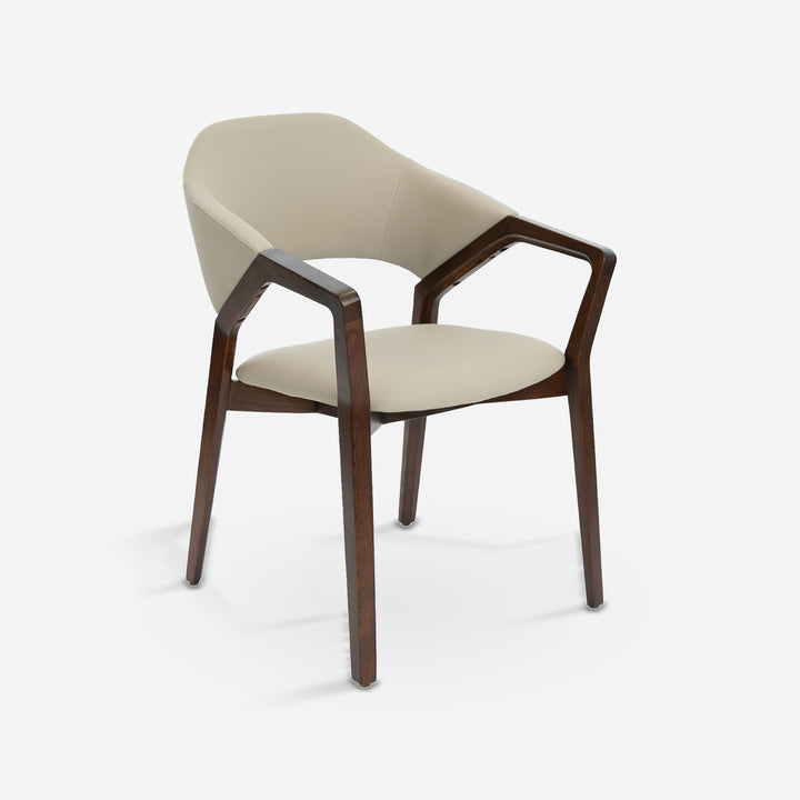Silla polipiel visón sobre fondo gris de estudio