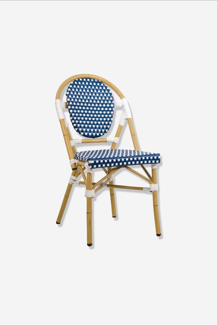 Silla Rivoli azul y blanco sobre fondo gris de estudio