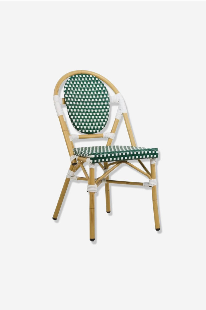 Silla Rivoli verde y blanco sobre fondo gris de estudio