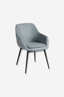 Silla tela azul grisáceo jaspeado sobre fondo gris de estudio