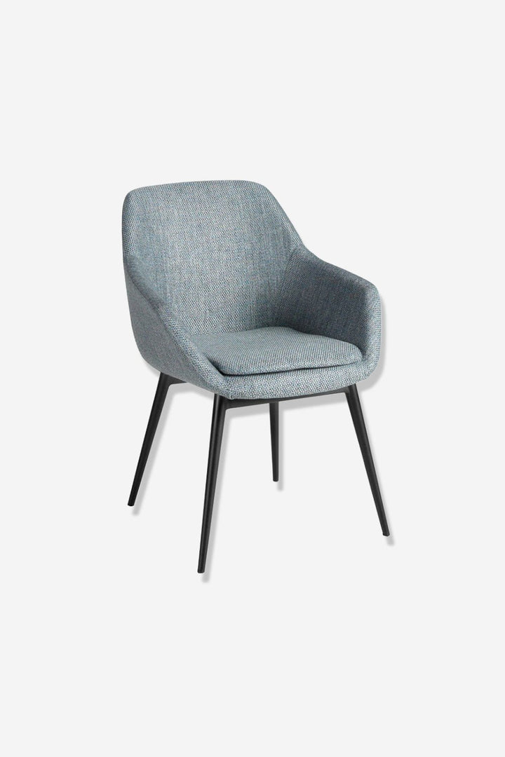 Silla tela azul grisáceo jaspeado sobre fondo gris de estudio