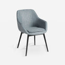 Silla tela azul grisáceo jaspeado sobre fondo gris de estudio