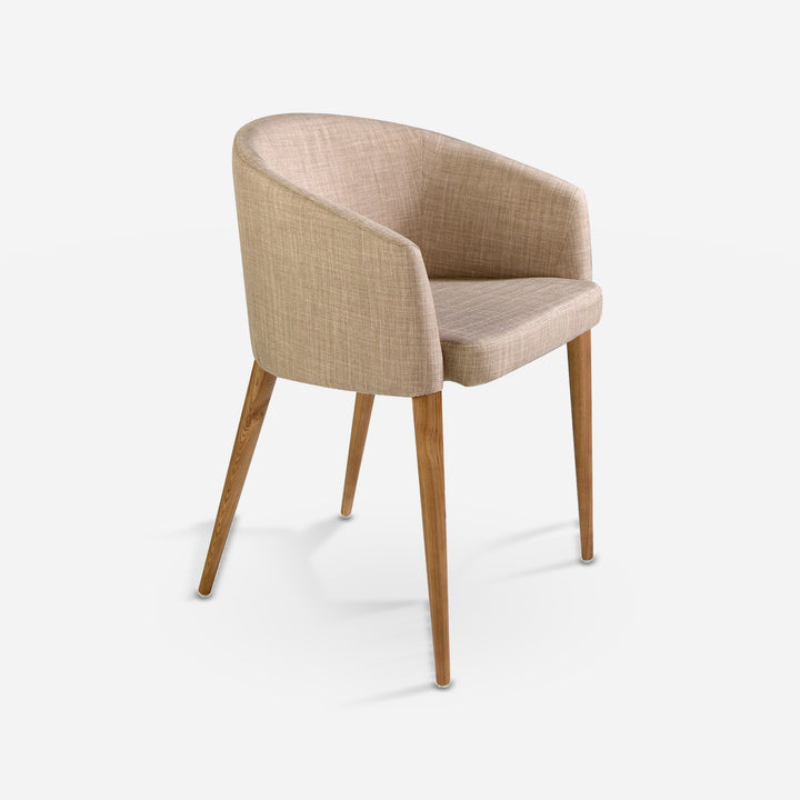 Silla tela beige sobre fondo gris de estudio