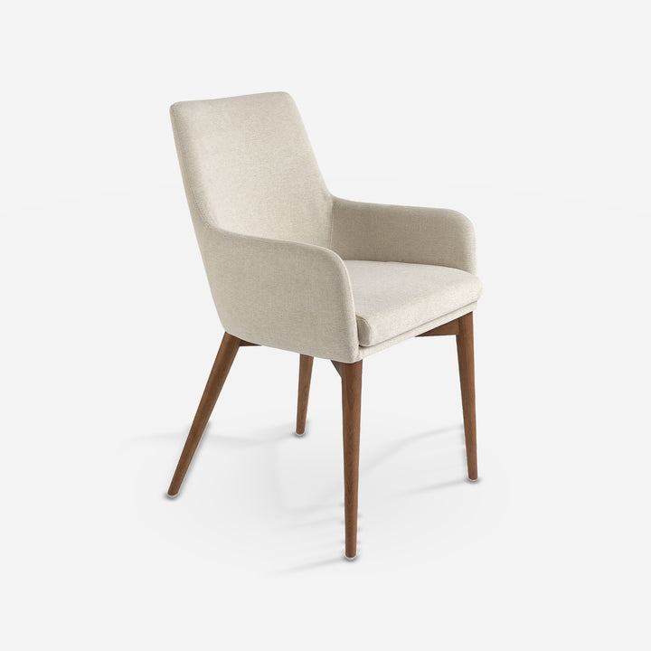 Silla tela beige sobre fondo gris de estudio