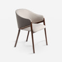 Silla tela beige y polipiel visón oscuro sobre fondo gris de estudio