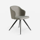 Silla tela gris sobre fondo gris de estudio
