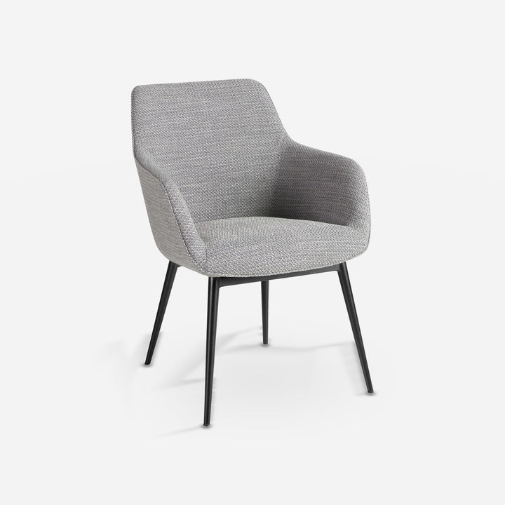 Silla tela gris sobre fondo gris de estudio