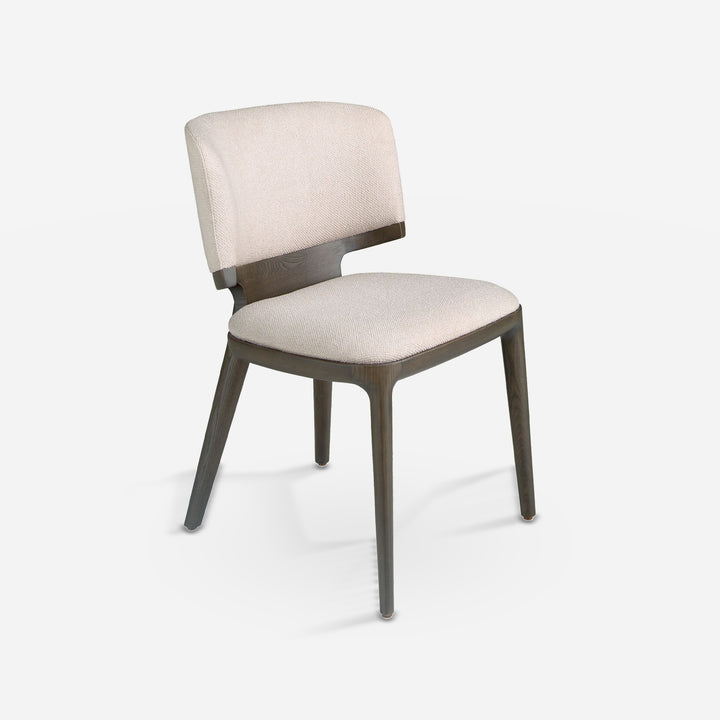 Silla tela gris claro sobre fondo gris de estudio